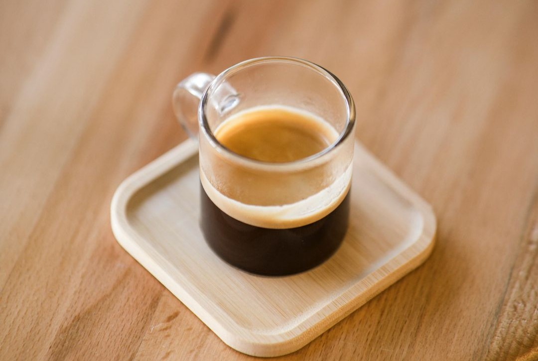 Crema dorada de un espresso recién hecho.
