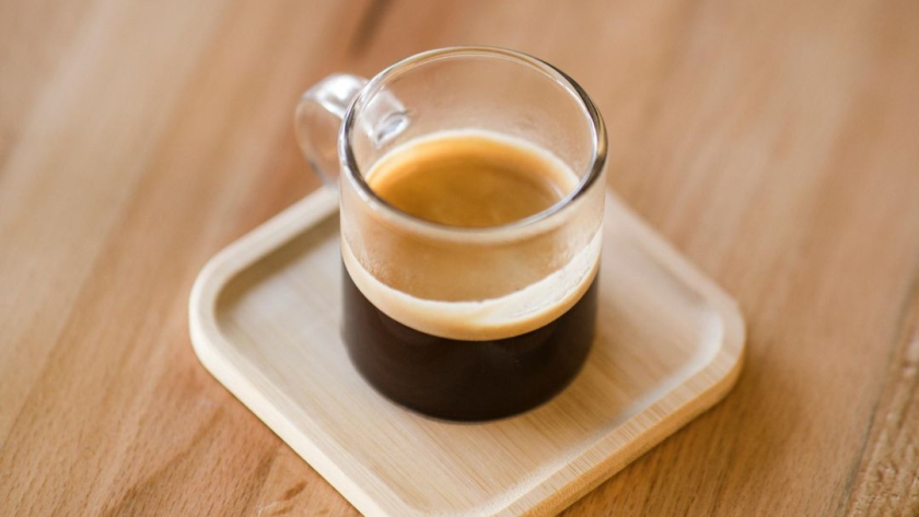 Crema dorada de un espresso recién hecho.