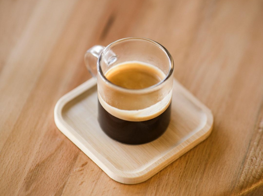 Crema dorada de un espresso recién hecho.