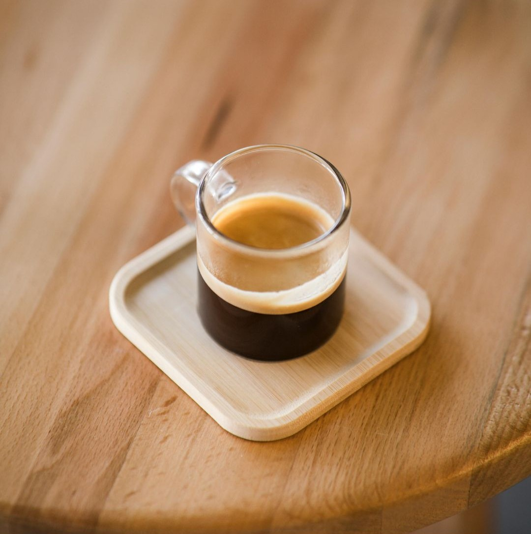 Crema dorada de un espresso recién hecho.