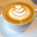 El Latte: Cremosidad y arte en una taza 
