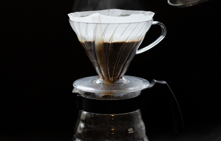 Método V60 con filtro cónico durante la extracción del café.