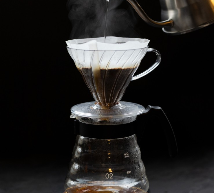 Método V60 con filtro cónico durante la extracción del café.