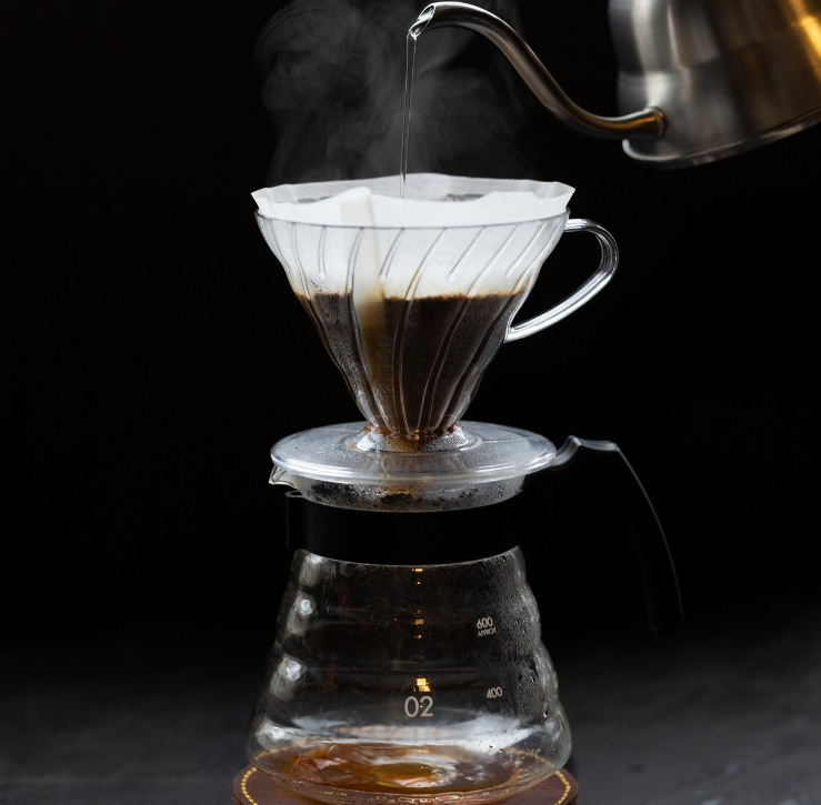 Método V60 con filtro cónico durante la extracción del café.