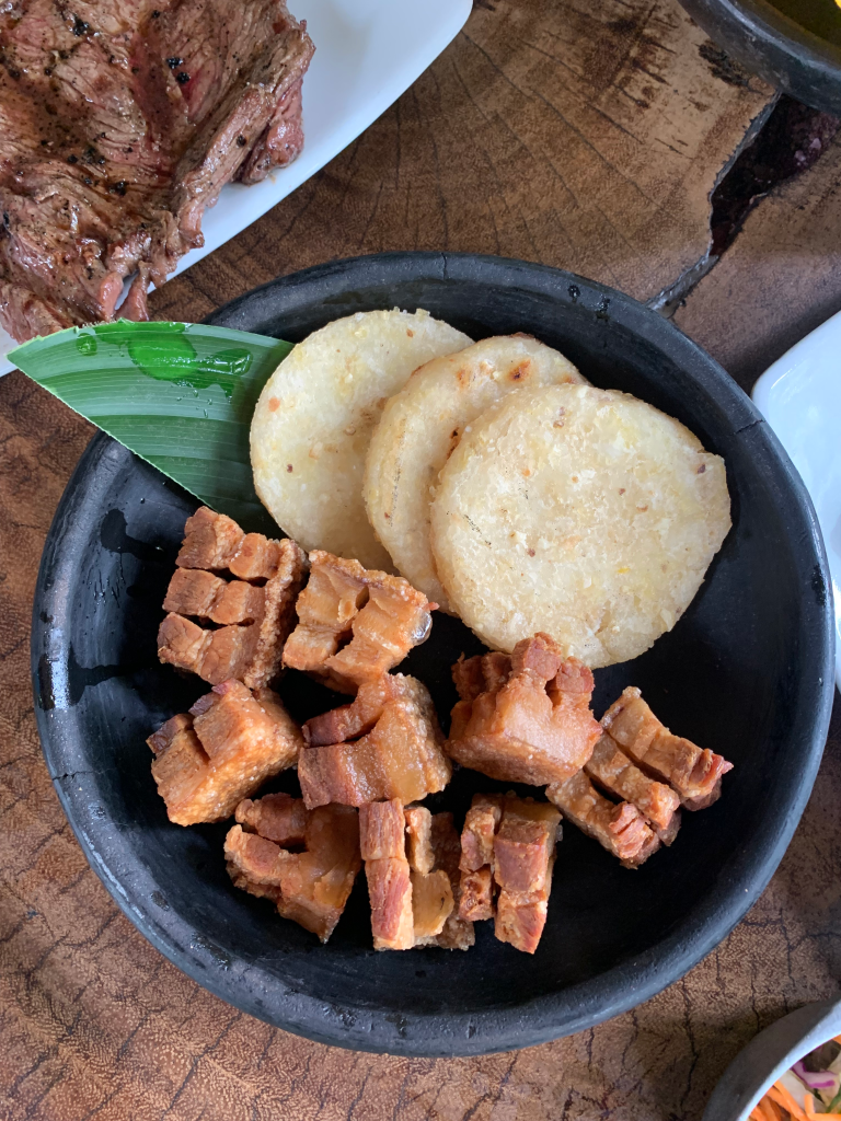 Chicharrón con arepa