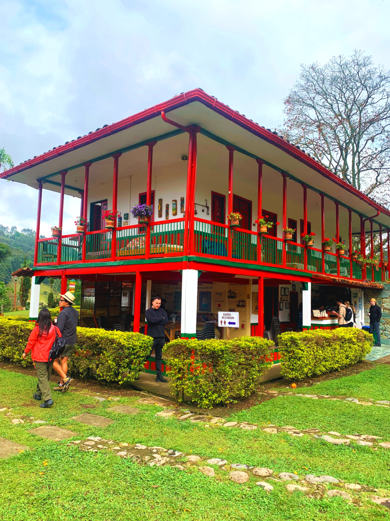 Fincas cafeteras, rodeadas de flores, árboles frutales, cafetales y pájaros.