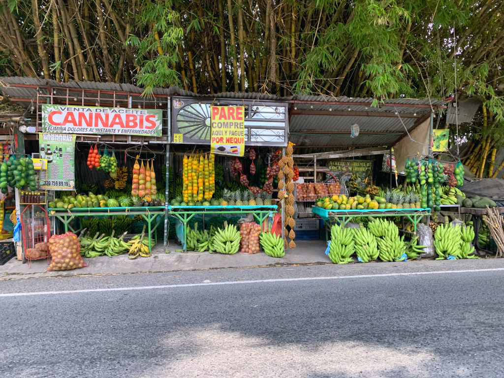 Frutas y verduras de Colombia en la carretera.