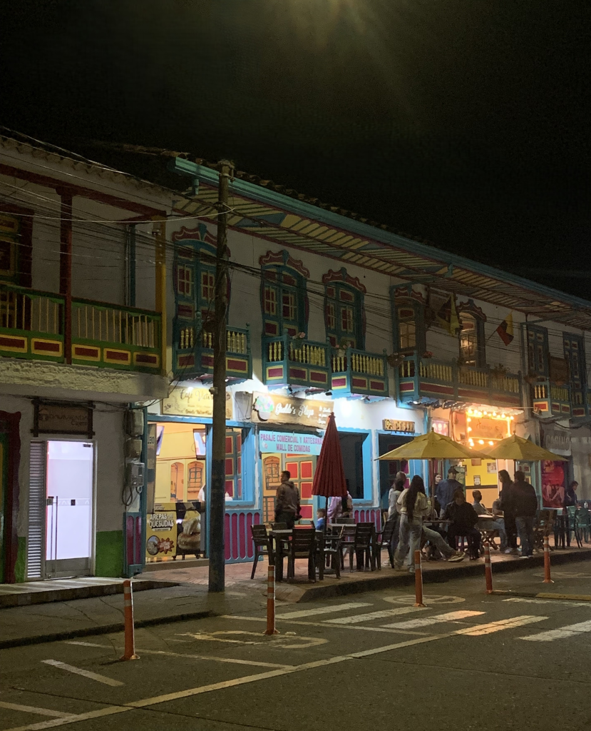 Calles iluminadas y vida nocturna tranquila en Filandia, Eje Cafetero.